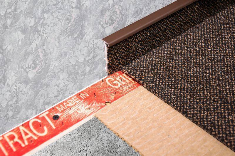 Плинтус для ковролина "Korner" Listwa темно-коричневый (2500*13,8*50 мм) — купить в Сочи