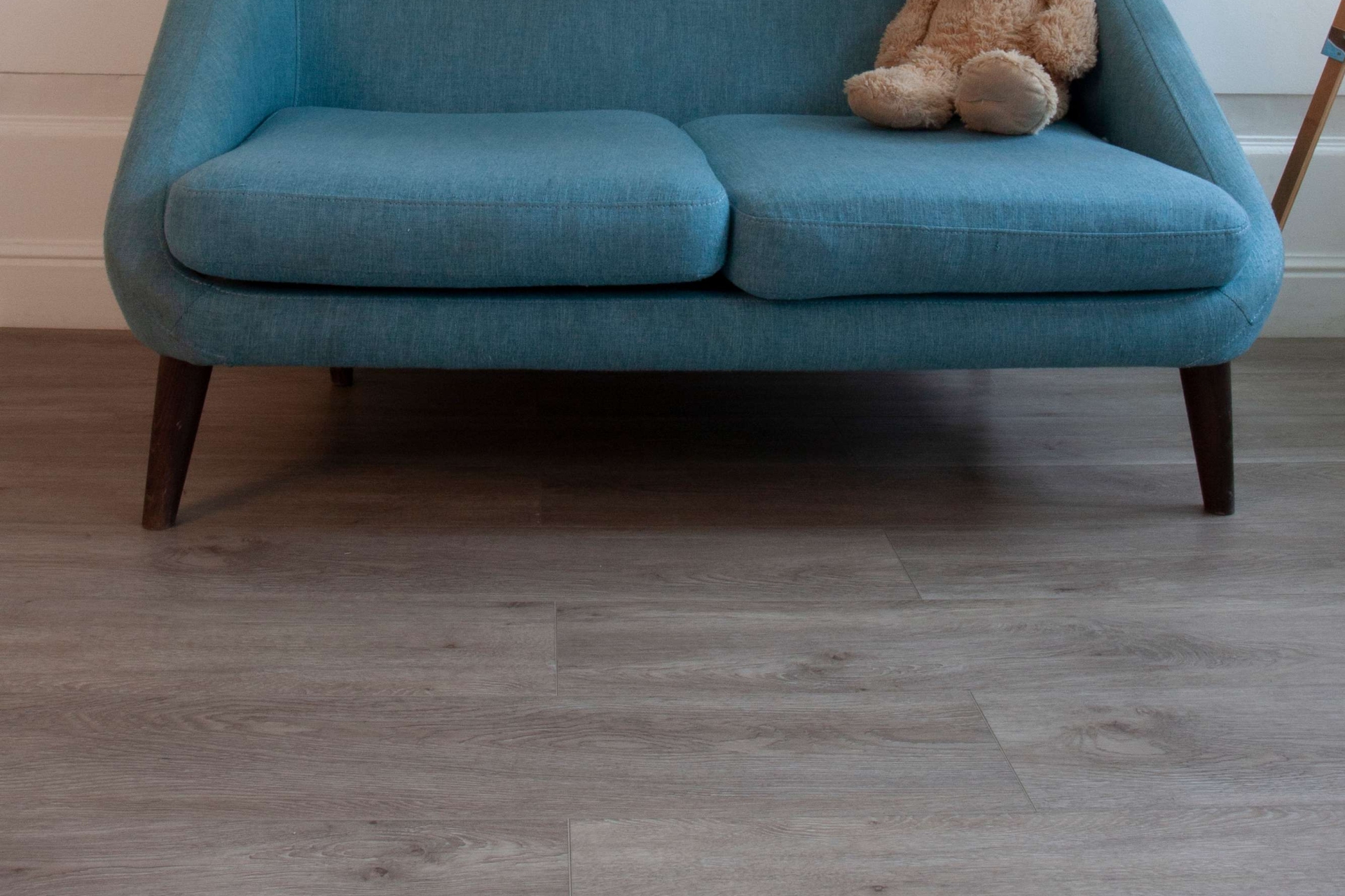 Усовершенствованная кварц-виниловая плитка «Damy Floor» Дуб Горный (1227*187*2,5 мм) — купить в Сочи