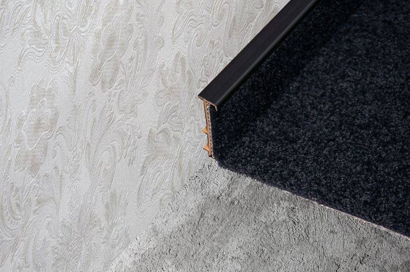 Плинтус для ковролина "Korner" Listwa черный (2500*13,8*50 мм) — купить в Сочи