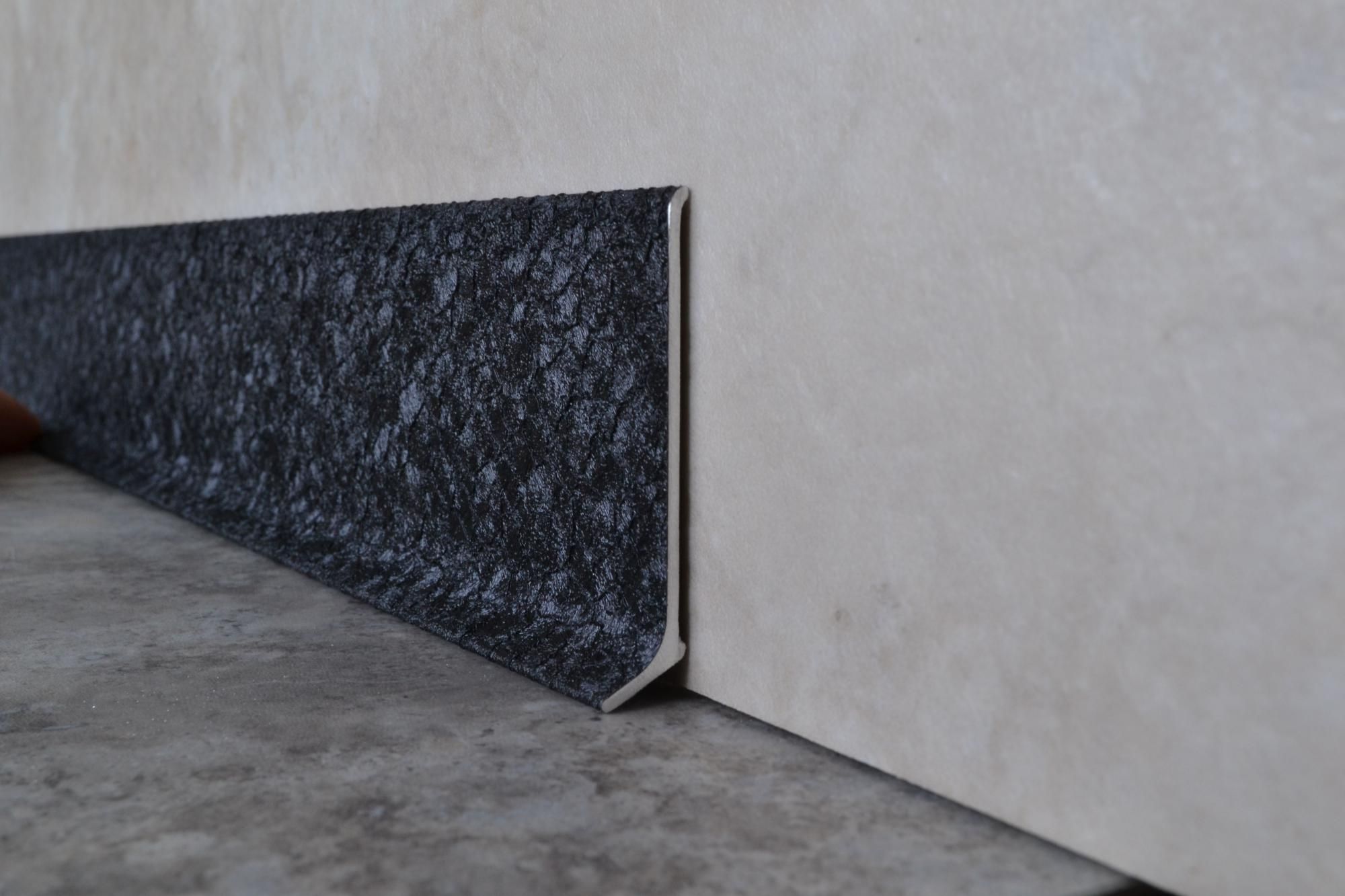 Плинтус алюминиевый L-образный текстура кожи черная (2500*11*60 мм) — купить в Сочи