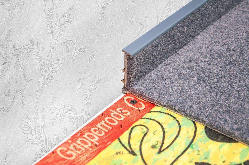 Плинтус для ковролина "Korner" Listwa графит (2500*13,8*50 мм) — купить в Сочи