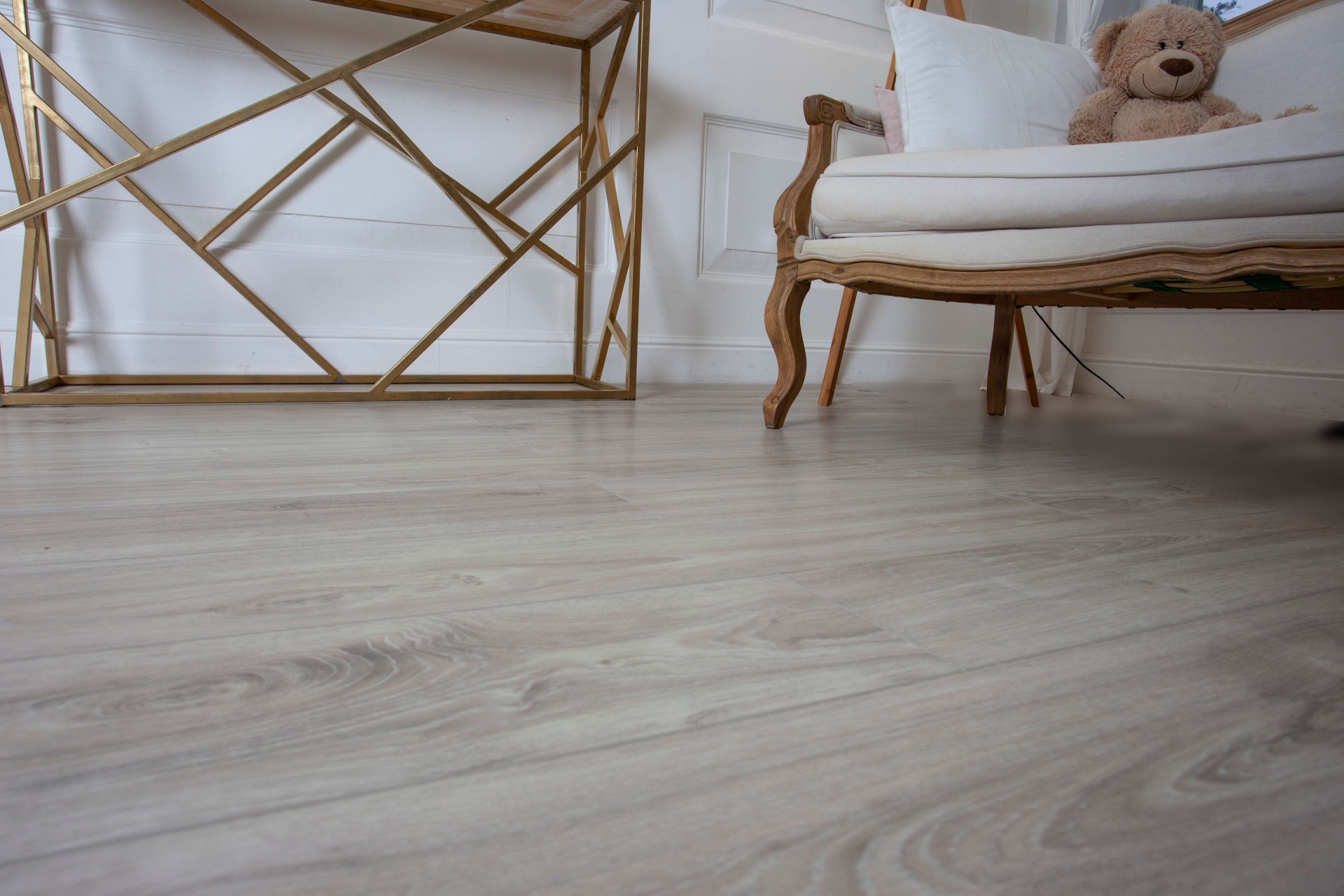 Усовершенствованная кварц-виниловая плитка «Damy Floor» Дуб Белый (1227*187*2,5 мм) — купить в Сочи