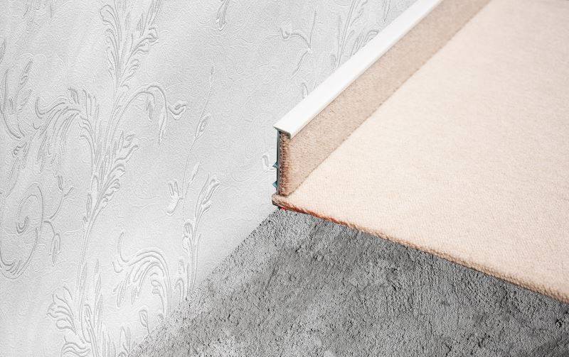 Плинтус для ковролина "Korner" Listwa белый (2500*13,8*50 мм) — купить в Сочи