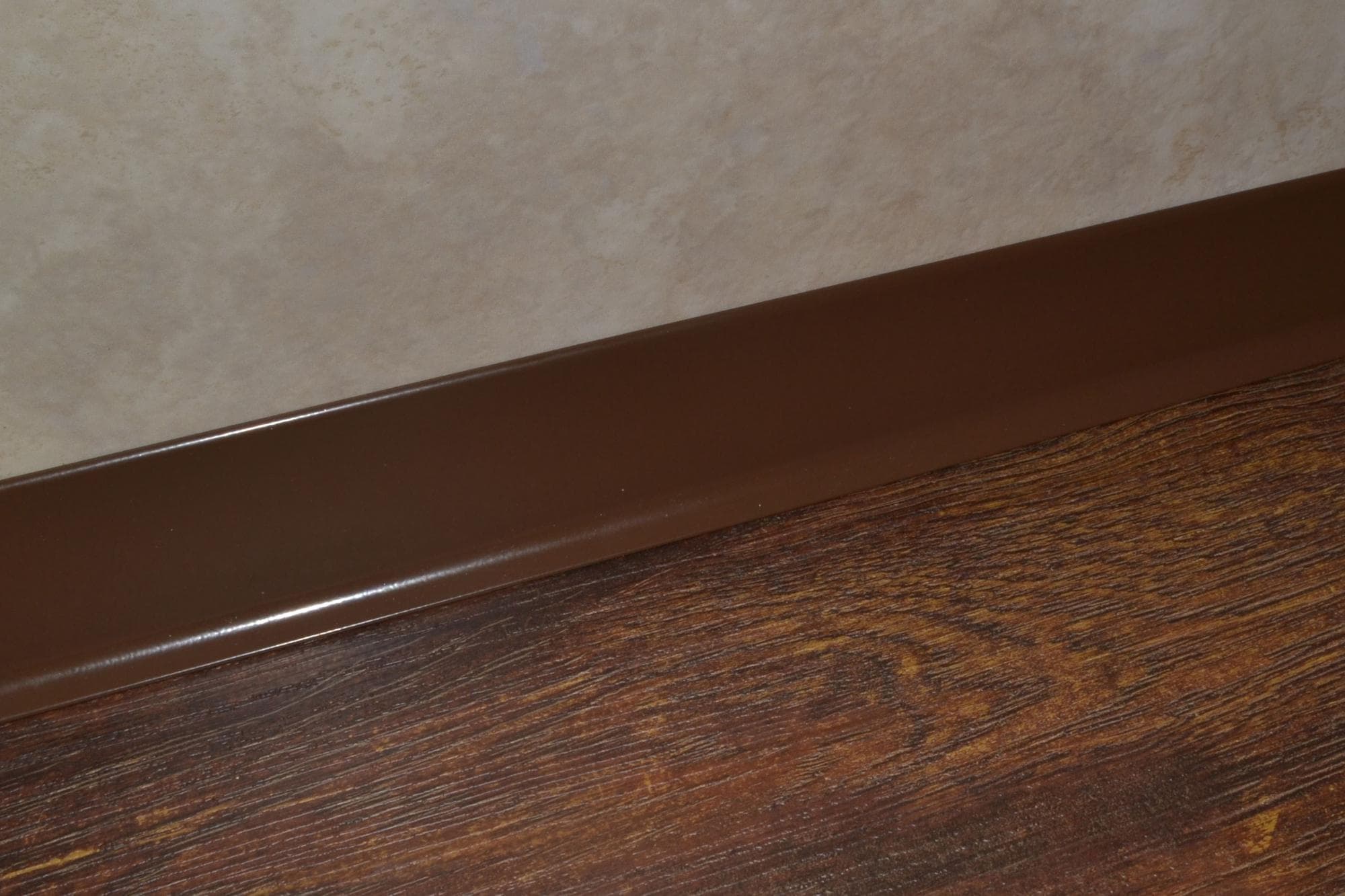 Плинтус алюминиевый L-образный шоколад (2500*11*60 мм) — купить в Сочи