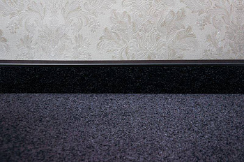 Плинтус для ковролина "Korner" Listwa черный (2500*13,8*50 мм) — фото и характеристики